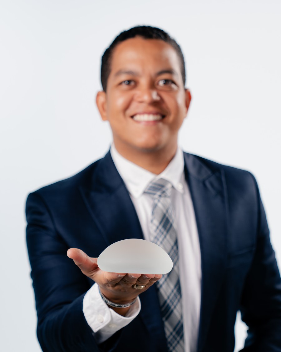 El Dr. Joel Marcelino explicando un implante en consulta