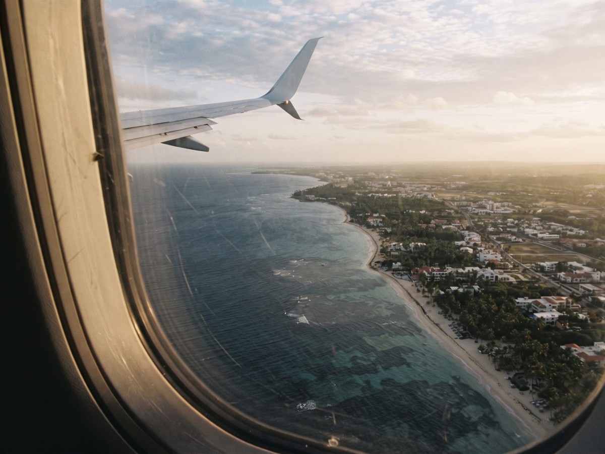 Llegada a la costa dominicana vista desde la ventanilla del avión